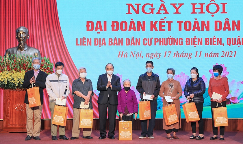 Chủ tịch nước Nguyễn Xuân Phúc dự Ngày hội Đại đoàn kết với nhân dân phường Điện Biên